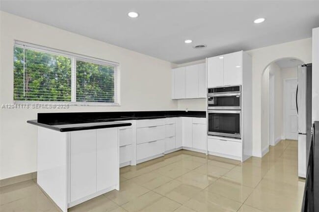 Building Photo - 16453 NE 33rd Ave