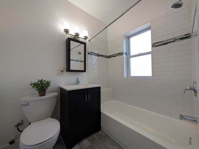 Photo - 3819.5 N Greenview Ave Unit 2W