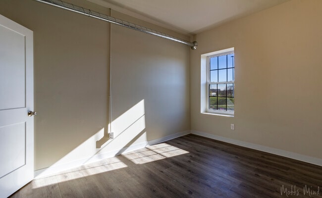 2BR, 1BA - 800SF - Bedroom N/F