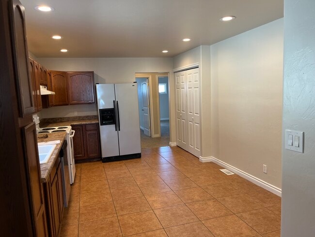 Photo - 1032 W Gold St