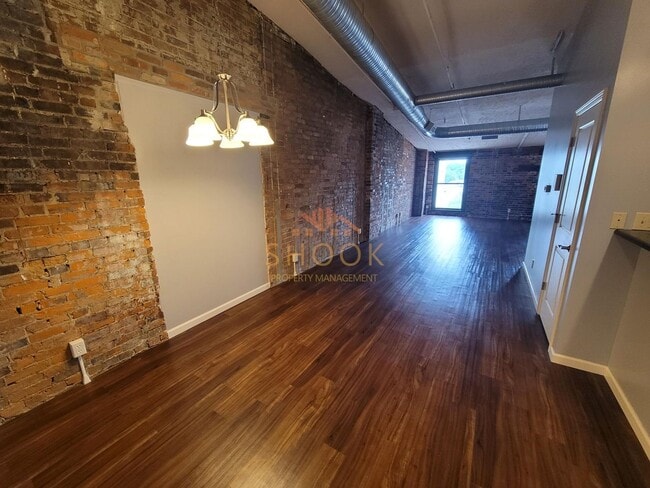 Building Photo - 102 N 3rd St Unit 102 N 3rd -3E