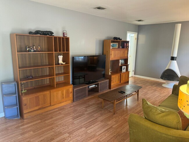 Photo - 332 Lynn Dr