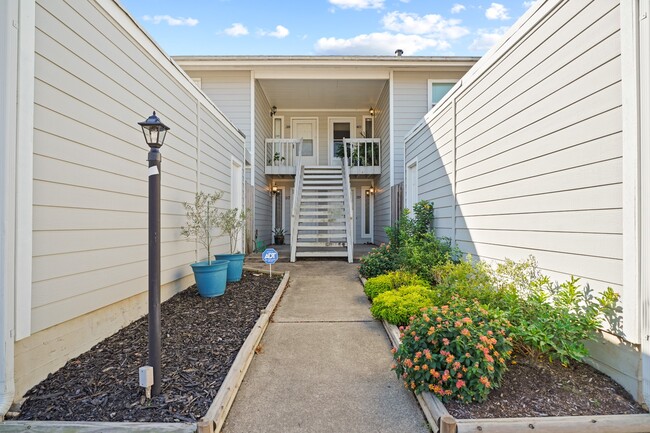 Building Photo - 39 Hideaway Dr