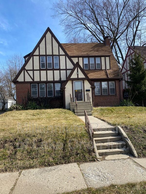 Building Photo - 74 E Iroquois Rd