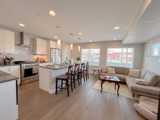 Expansive Rooftop Deck - Expansive Rooftop Deck House