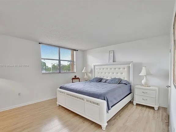 Master Bedroom - 900 NE 195th St Unit Chantilly Condo
