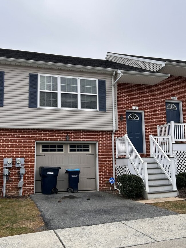 Building Photo - 3 Bed 2 Bath Townhouse in Mountville!