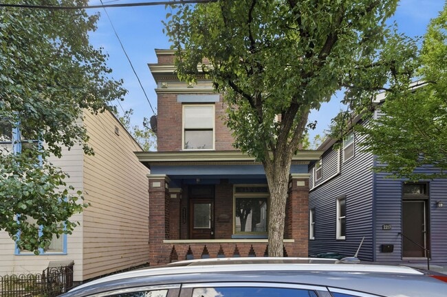 Building Photo - 2215 Victor St Unit #2