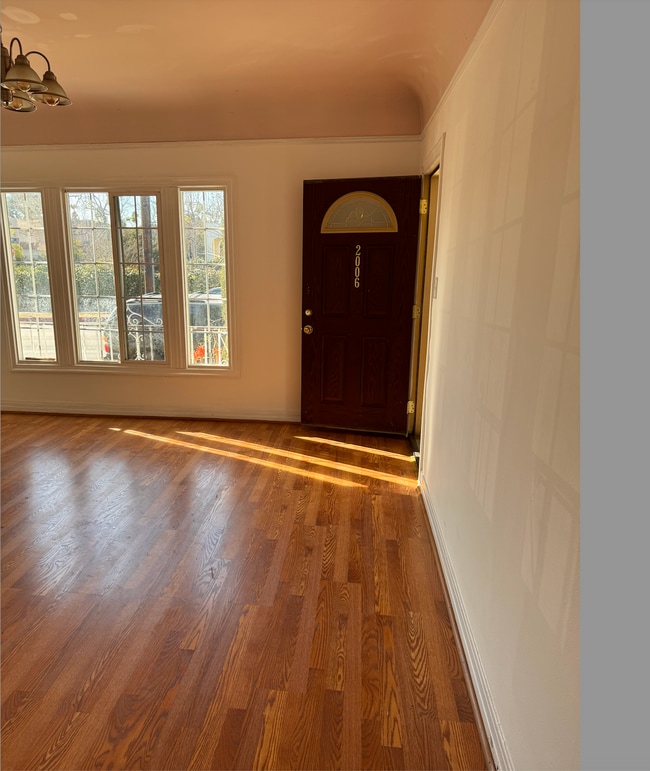 Photo - 2006 N Commonwealth Ave Unidad 2006