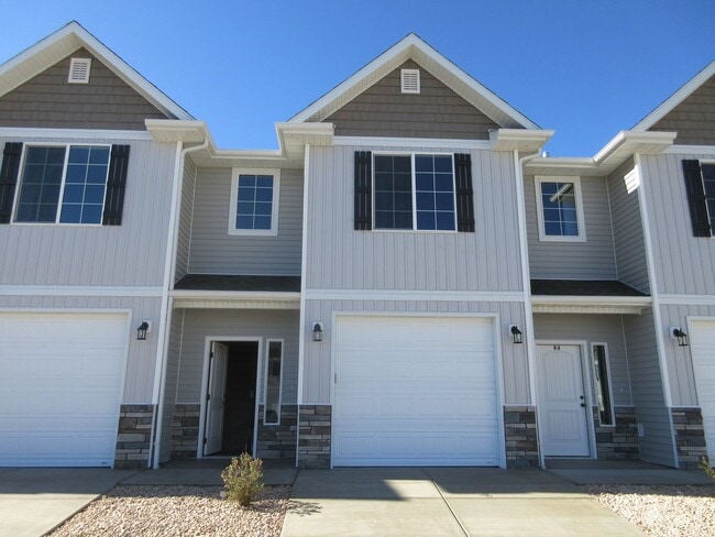 Building Photo - Move-In Discount - 3 bedroom, 2.5 bath - Heart of Cedar City!