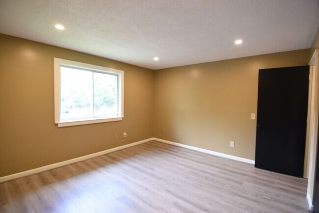 Photo - Great, updated condo with ton's of amenities! Unidad 27-1