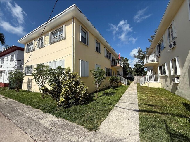 Photo - 7720 Byron Ave Unidad 4