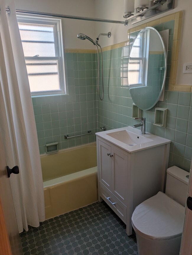 Photo - 2736 W Farragut Ave Unit 2