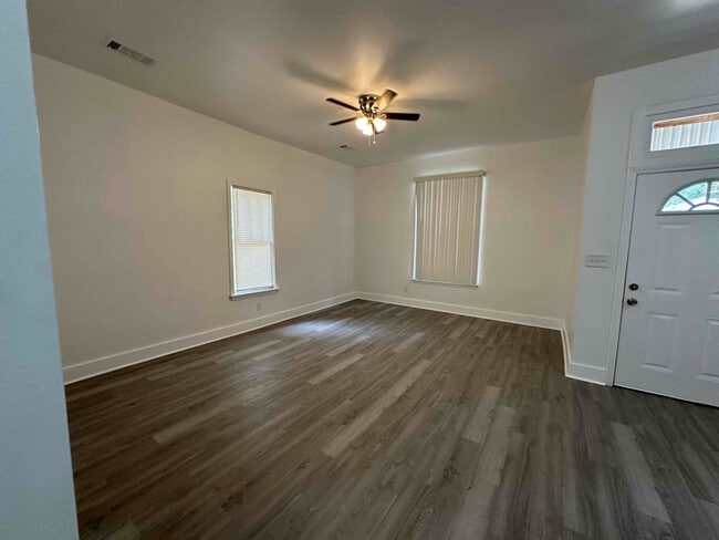 Photo - 939 Seattle St