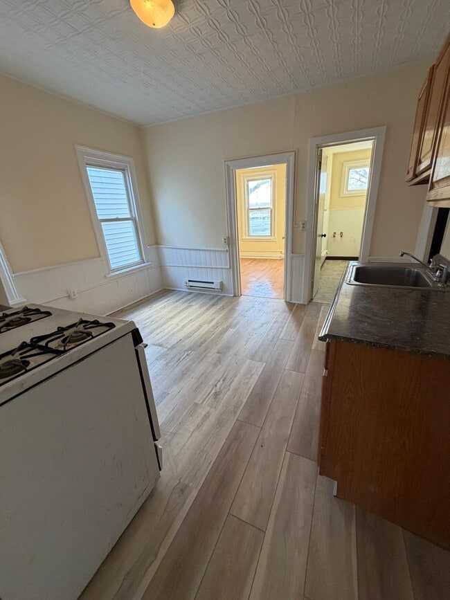 107 2nd Ave Unit 1R