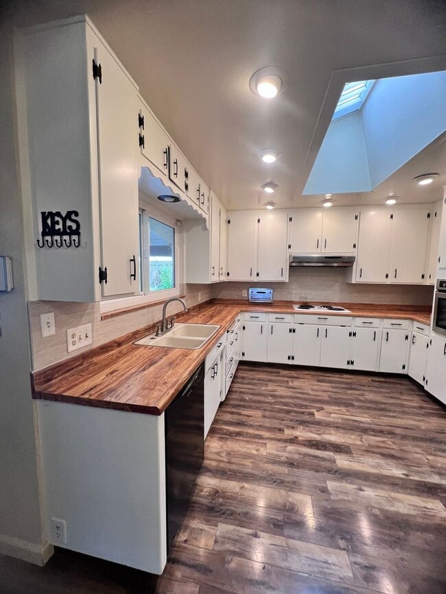 1605 Jacquelyn Way