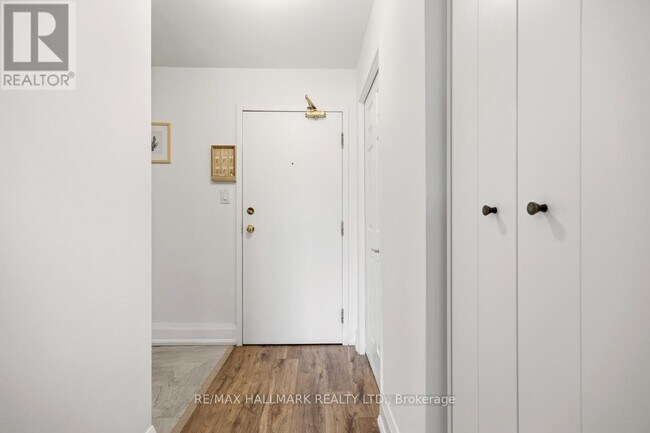 Photo - 326 Major Mackenzie Dr E Unit 511