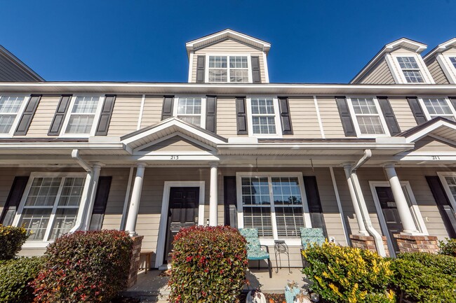 3 Bedroom 3.5 Bath Townhome in Central Com... - 3 Bedroom 3.5 Bath Townhome in Central Com...