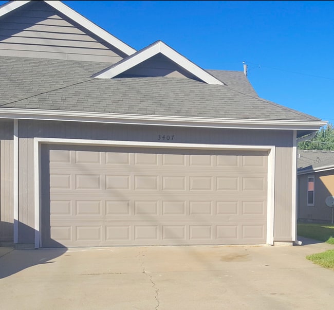 Building Photo - Great 3 Bed 2 Bath Duplex w/ attached 2 car garage!