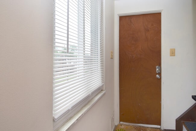 Front entry with electronic door locks for security & convenience. - 3156 Glendale Ave Unit 1