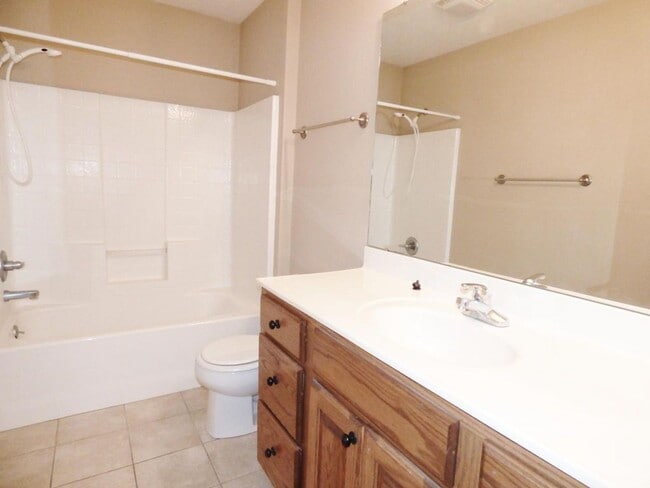 Building Photo - 4 bedroom 2.5 bathroom duplex located in a quiet neighborhood!