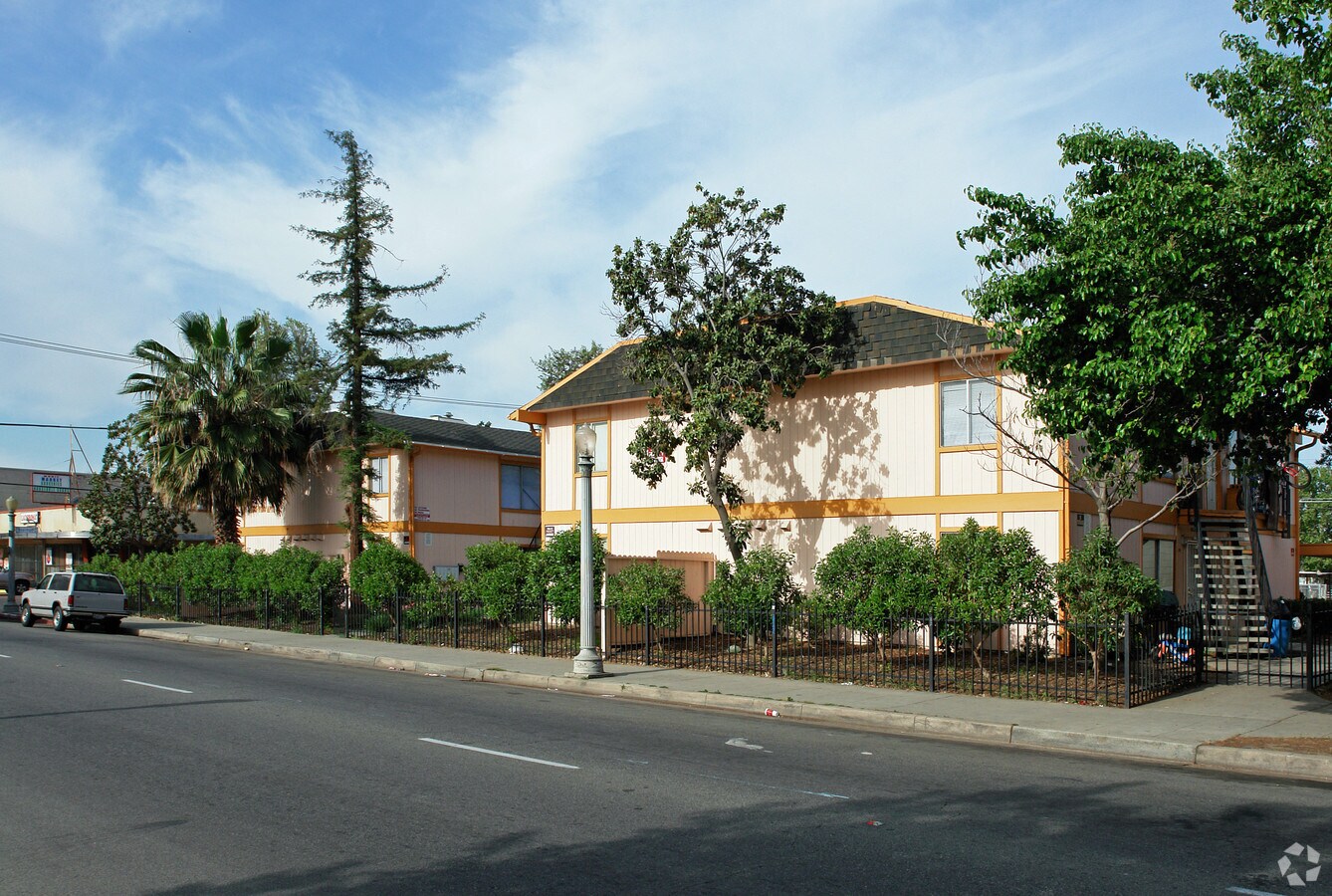 Los Pinos - Los Pinos Apartments