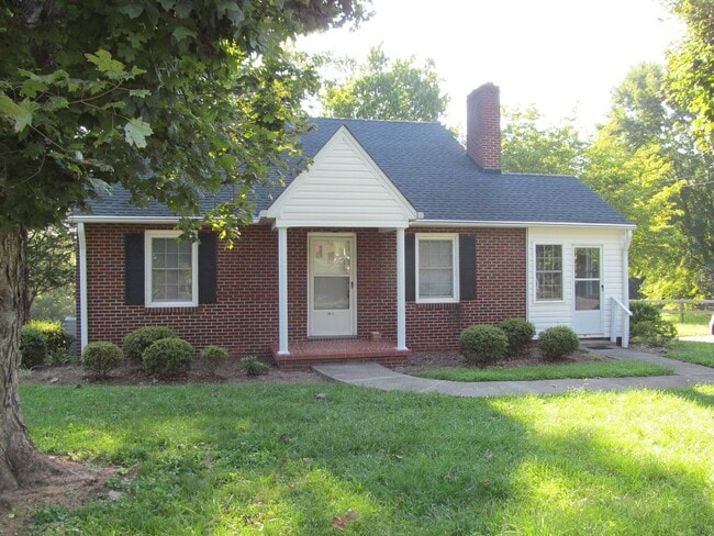 Building Photo - 3 bed/1 bath Off Polo Rd Rental