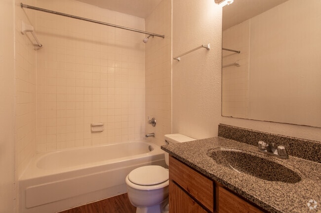 2 Hab, 2 Ba-921  ft²-Bathroom