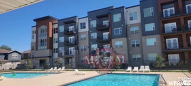 Building Photo - Great 3 Bed 2 Bath Sandy Condo!!