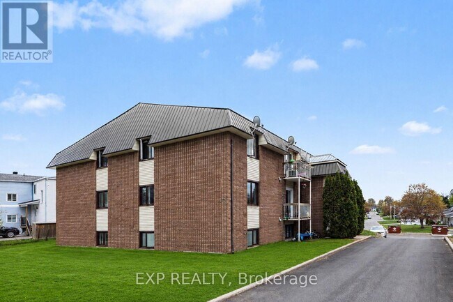Photo - 875 Laurier St