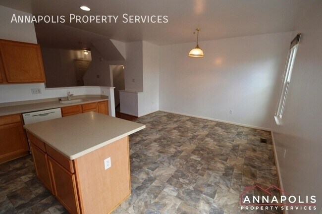 Photo - 1016 Meandering Way