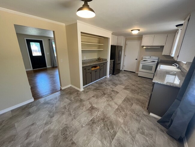 1302 NE Dempsey Dr