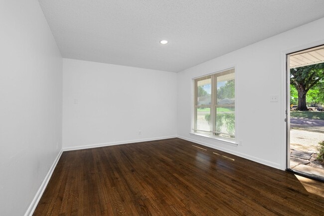 Photo - 3 bedroom, 2 bath recently renovated in So...