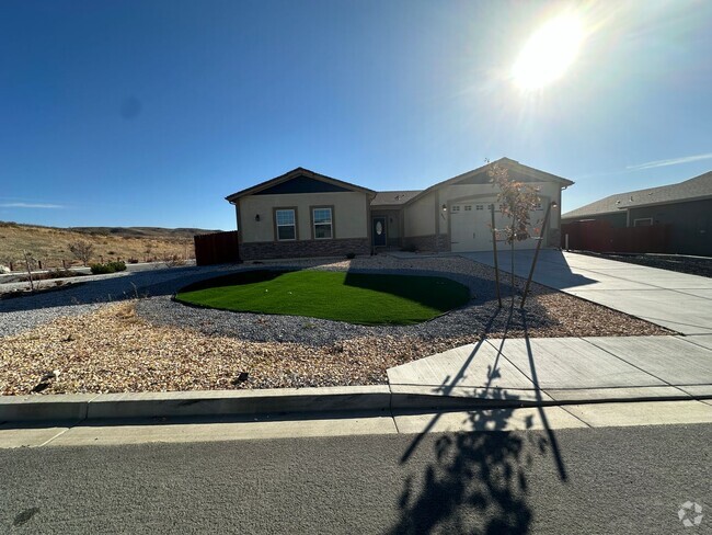 Building Photo - Beautiful single story -Cold Springs Rental