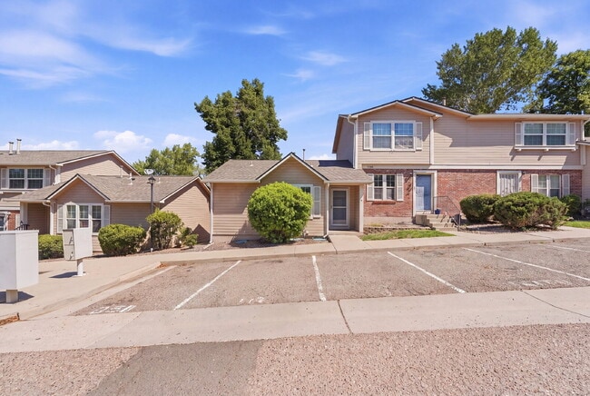 Building Photo - $1,295.95 1 bed, 1 bathroom, located in Aurora with a washer and dryer. Unit D