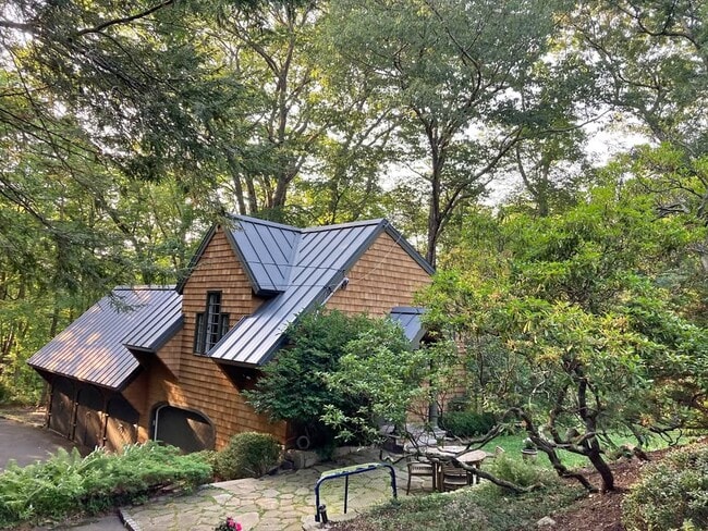 Building Photo - 302 Old Branchville Rd Unit Charming Cottage Rental