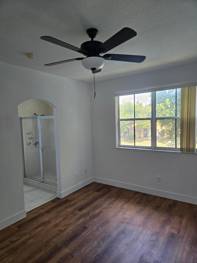 Photo - 4944 Leeward Ln