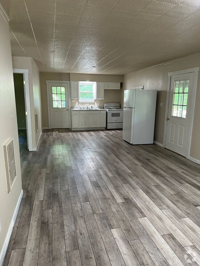 Building Photo - Remodeled 2 bedroom country home!