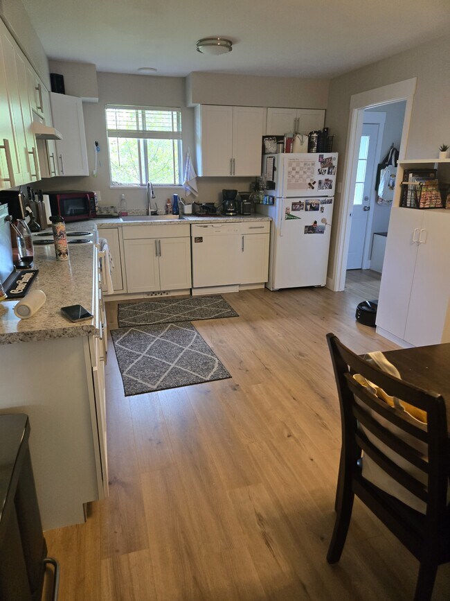 Photo - 1706 Larch St