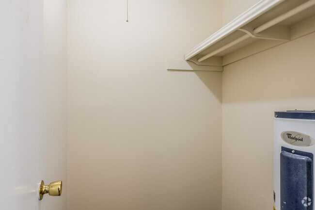 1BR, 1BA - 670SF - Closet