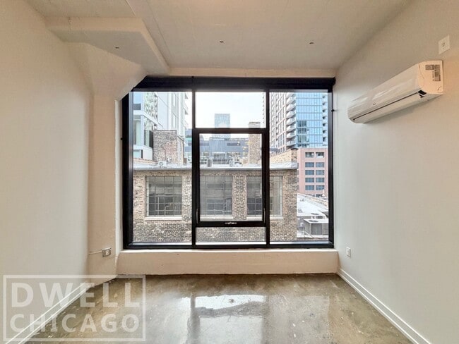 152 W Huron St