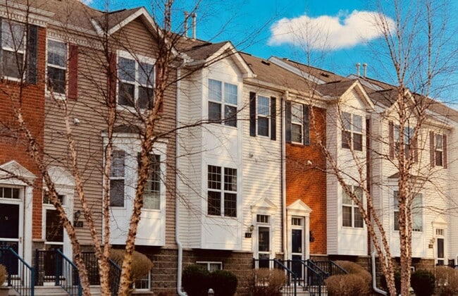 Building Photo - Amazing Apple Valley Townhome 4bd 3.5 Bath!!!