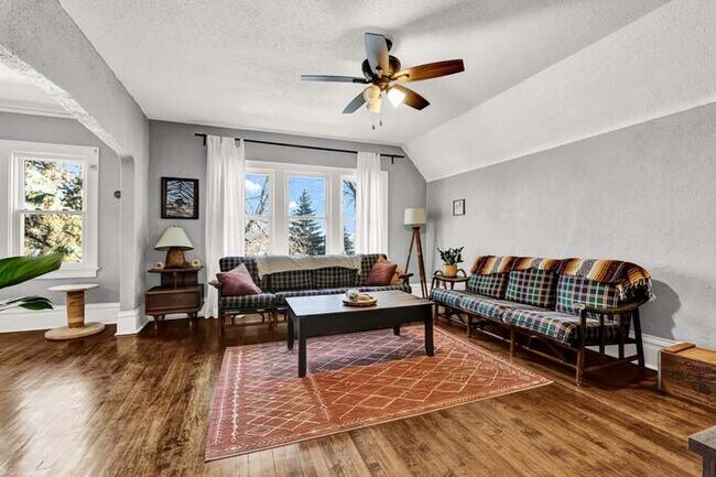 Photo - 2823 S Clement Ave Unidad Upper