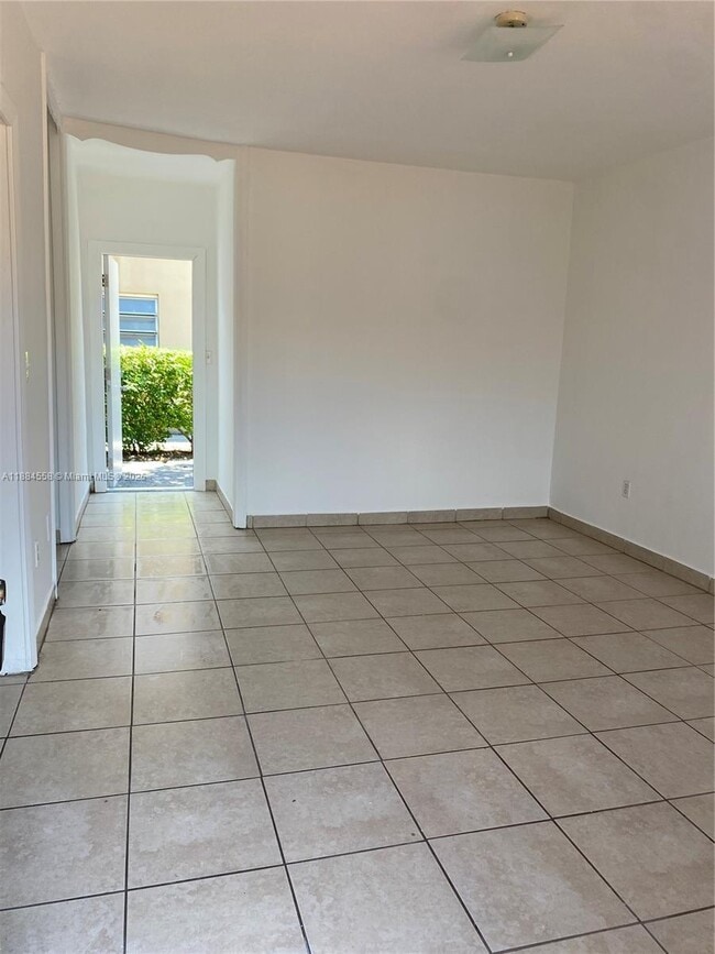 Building Photo - 100 NW 16th Ave Unit 3 Rental