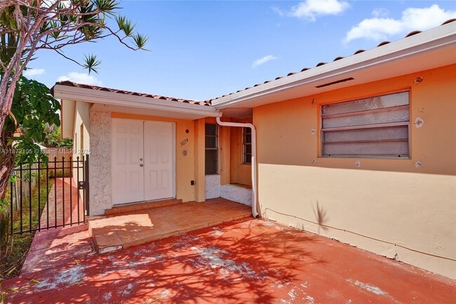 Building Photo - 3074 SW 17th St Unit Rear Rental