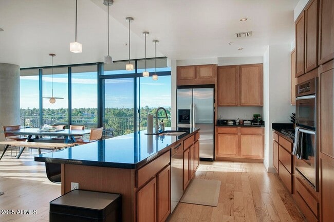 Building Photo - 208 W Portland St Unit 460