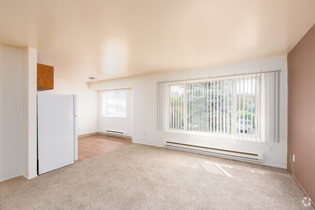Studio, 1BA - 440SF