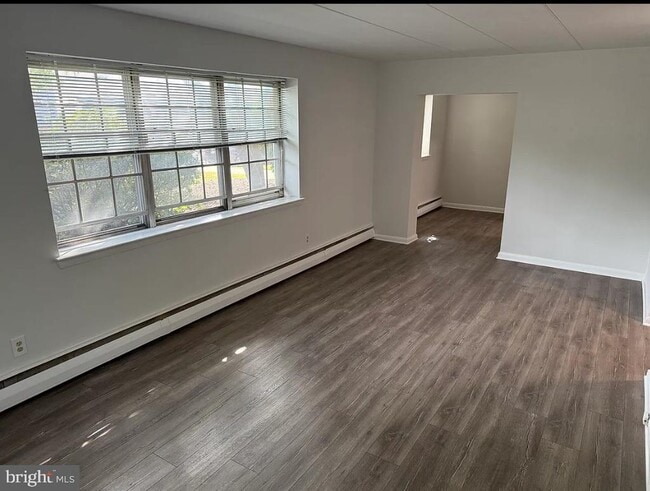 Building Photo - 37 E Montgomery Ave Unit 2