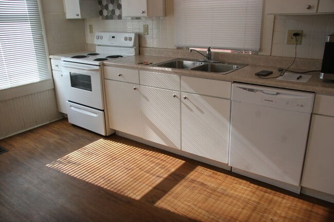 Building Photo - 123 Andrew Pl Unit 123