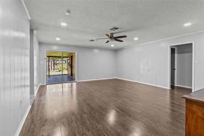 Photo - 2202 Colonial Ct N